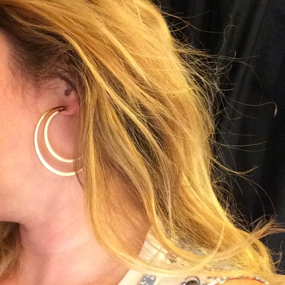 Cream and Gold matching bracelet and earrings - Picture 7 of 7